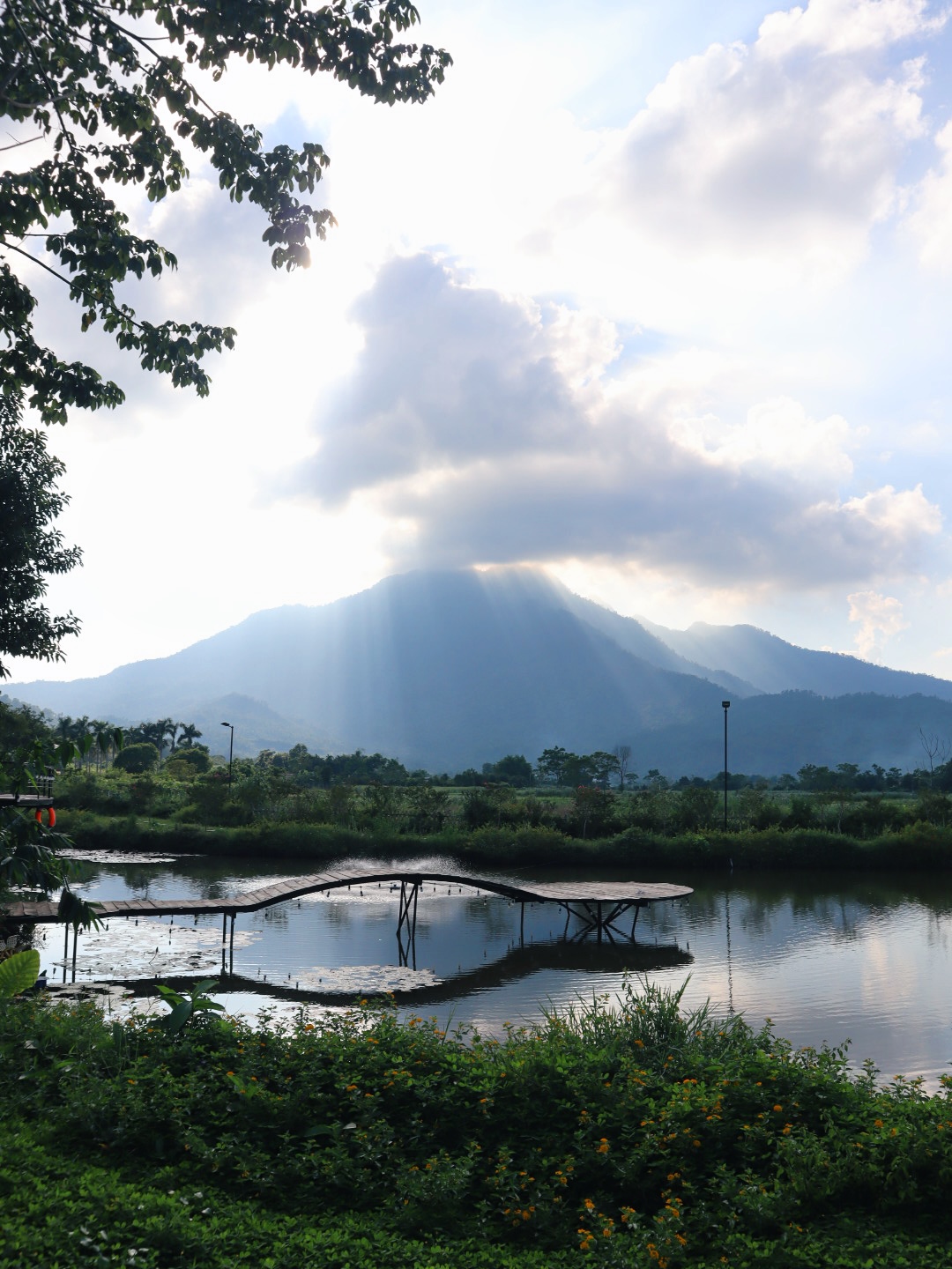 Hồ và núi Ba Vì